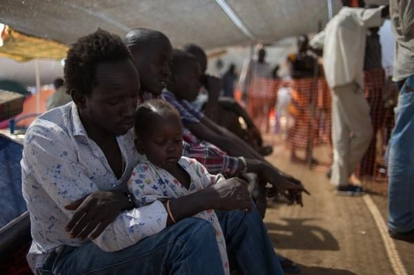 En Juba, unas 40,000 personas se han refugiado en dos terrenos de Naciones Unidas que están completamente atestados. Allí, los equipos de Médicos Sin Fronteras llevan a cabo entre 300 y 500 consultas médicas por día, la mayor parte de ellas relacionadas con casos de diarrea, malaria e infecciones respiratorias./ MSF