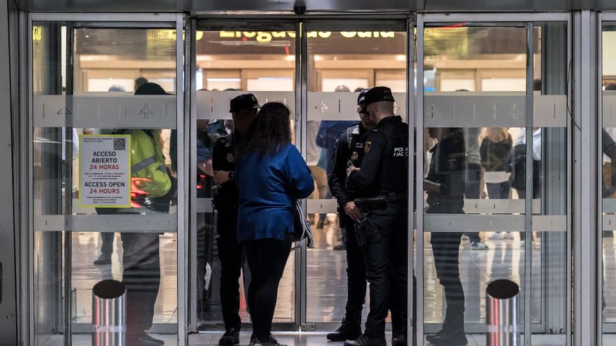 Varios agentes de la Policía Nacional en un acceso a la Terminal 4 del Aeropuerto Adolfo Suárez Madrid-Barajas, a 21 de mayo de 2025, en Madrid (España).