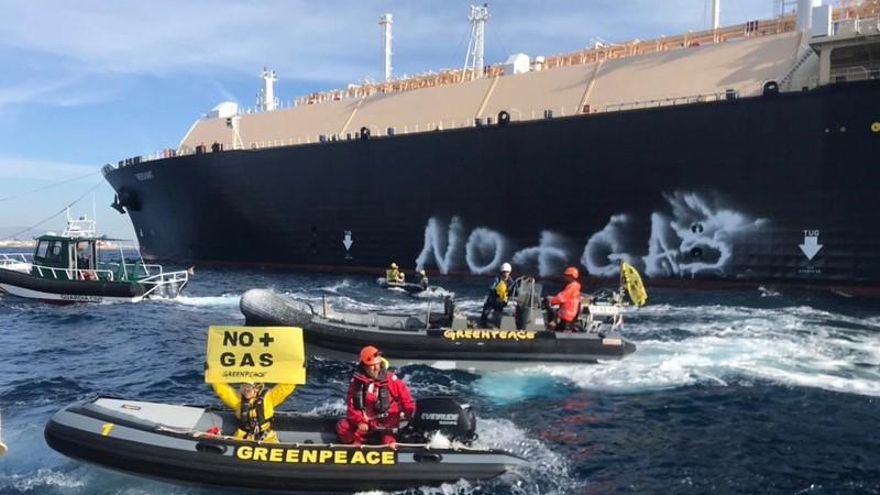 Greenpeace bloquea la entrada de un buque gasero en el puerto de Sagunto para exigir el fin de los combustibles fósiles