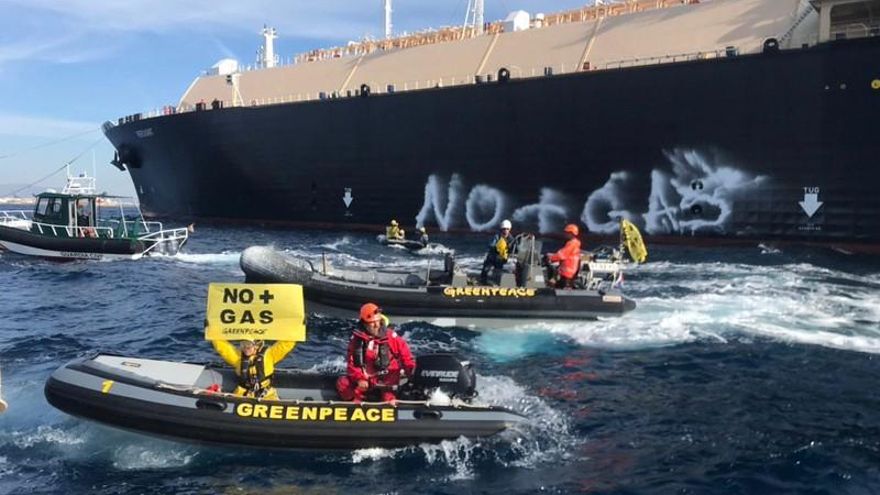Activistas de Greenpeace durante la acción de protesta contra los combustibles fósiles en el puerto de Sagunto.