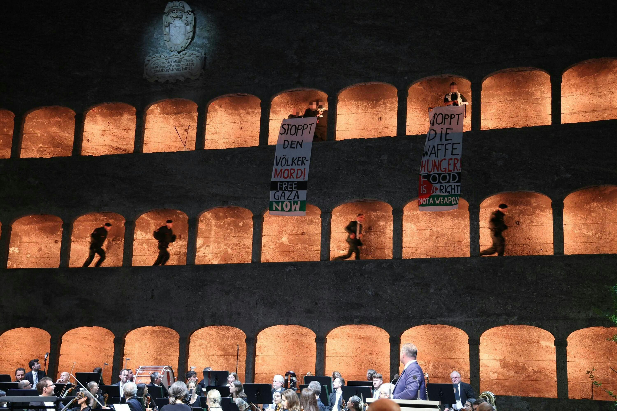 Los activistas colocando las pancartas