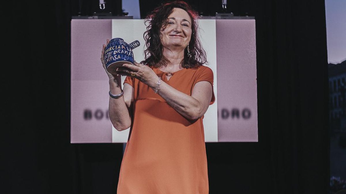 La directora de la Escuela Superior de Arte Dramático (ESAD), María Dolores Galindo, recibiendo el premio 'A Gallete'