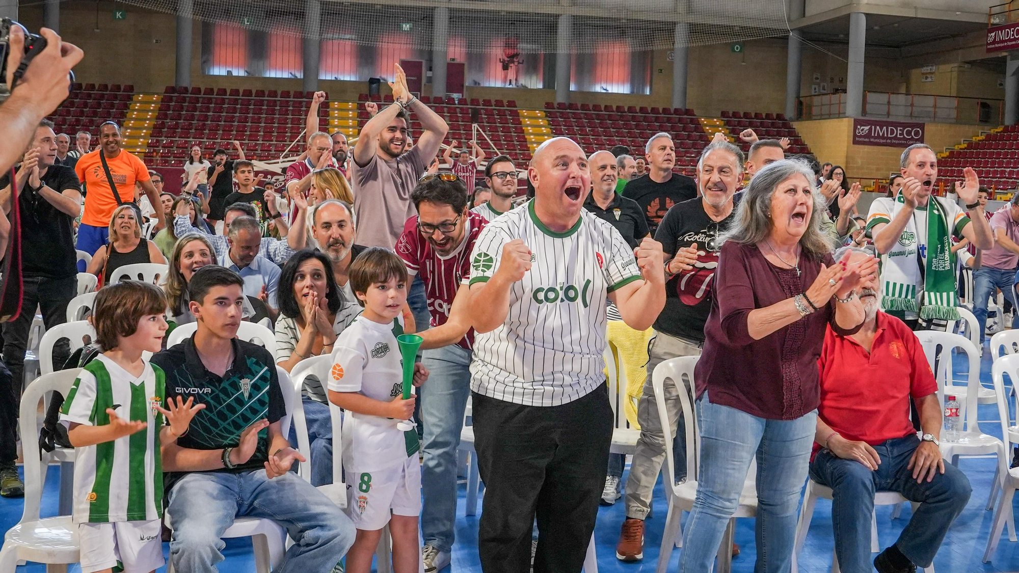Aficionados del Coto Córdoba celebran frente a la pantalla gigante el ascenso de categoría