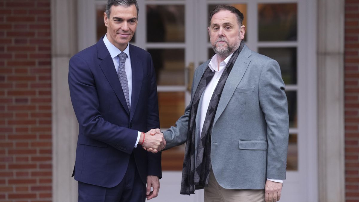 El presidente del Gobierno, Pedro Sánchez, recibe al líder de ERC, Oriol Junqueras, este jueves en el Palacio de la Moncloa