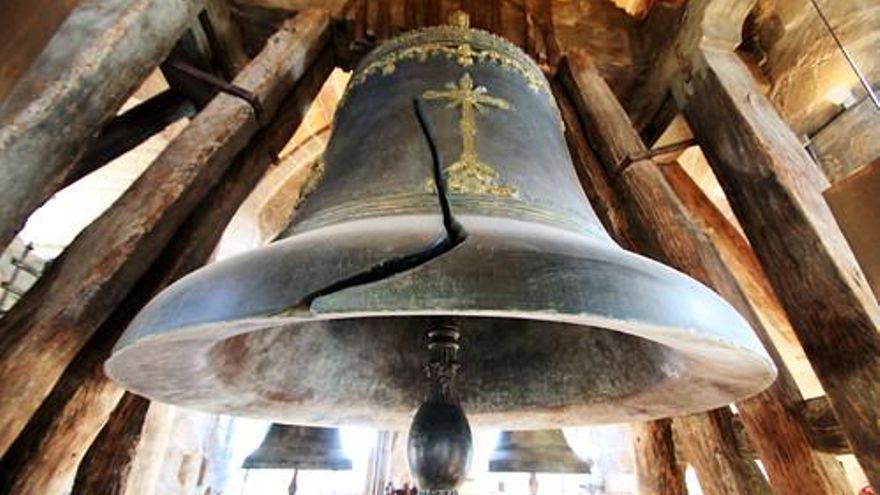 Es la campana más grande de España, pesa 18 toneladas... pero no suena