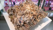 Unas 200 obras de 40 escultores "conviven" con los puestos de alimentación del tradicional mercado de abastos de Logroño durante la celebración de la tercera edición de la feria Sculto, la única del país dedicada exclusivamente a escultura contemporánea.