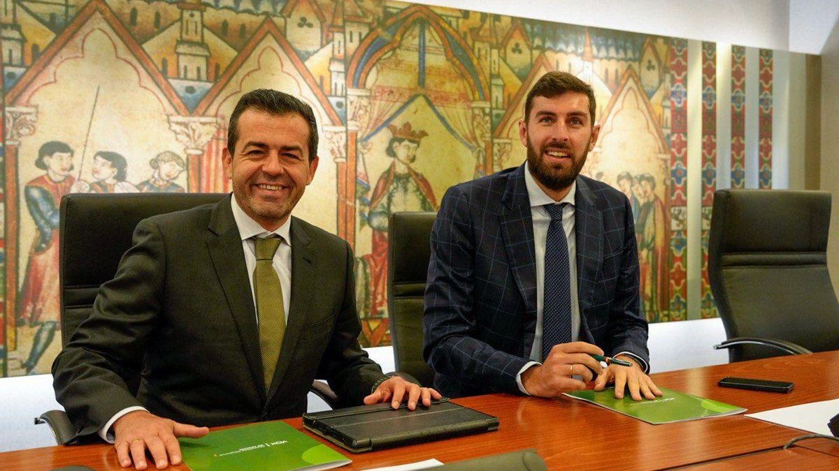De derecha a izquierda: el portavoz del GP VOX en la Asamblea Regional, José Ángel Antelo, y el portavoz adjunto, Rubén Martínez Alpañez