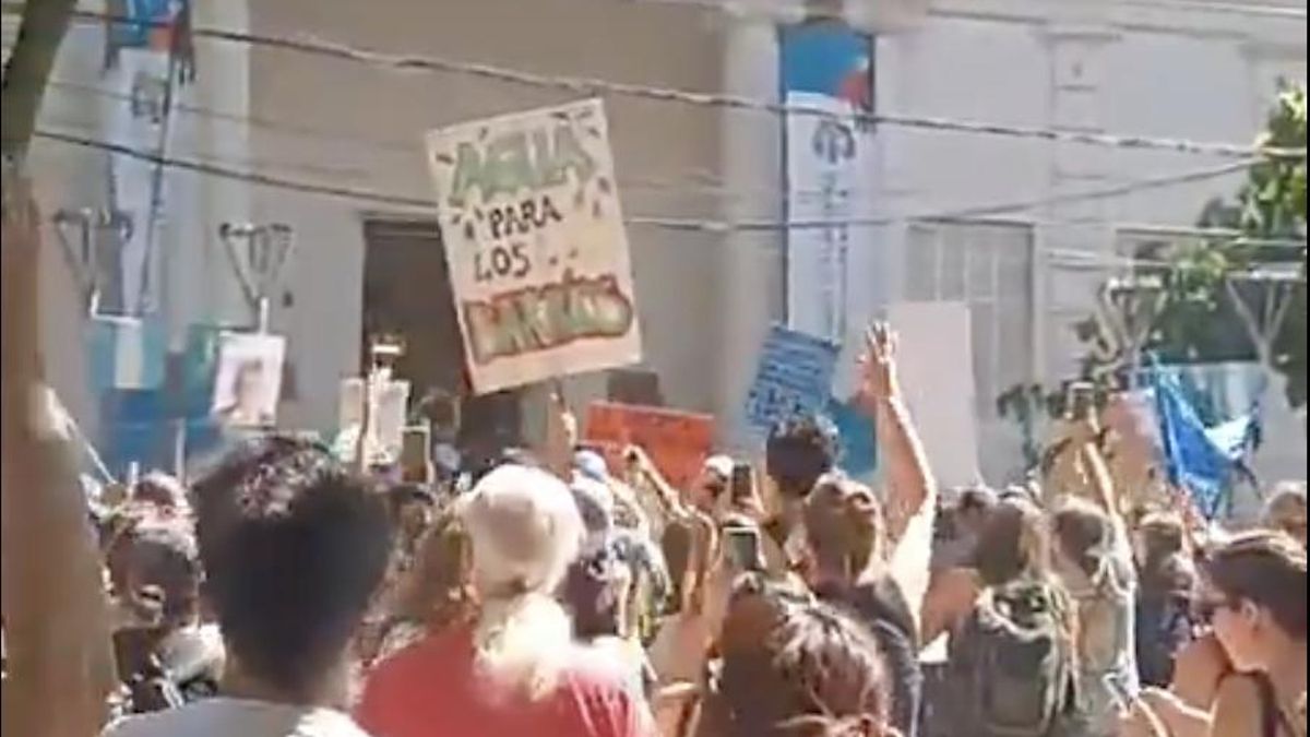 La manifestación ayer en la puerta de la Legislatura de Mendoza.