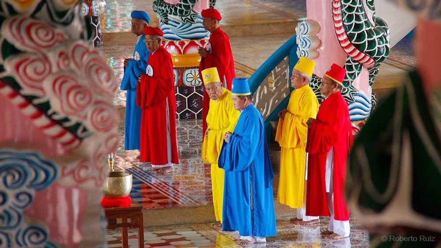 Los colores de las túnicas diferencias el rango de los sacerdotes.