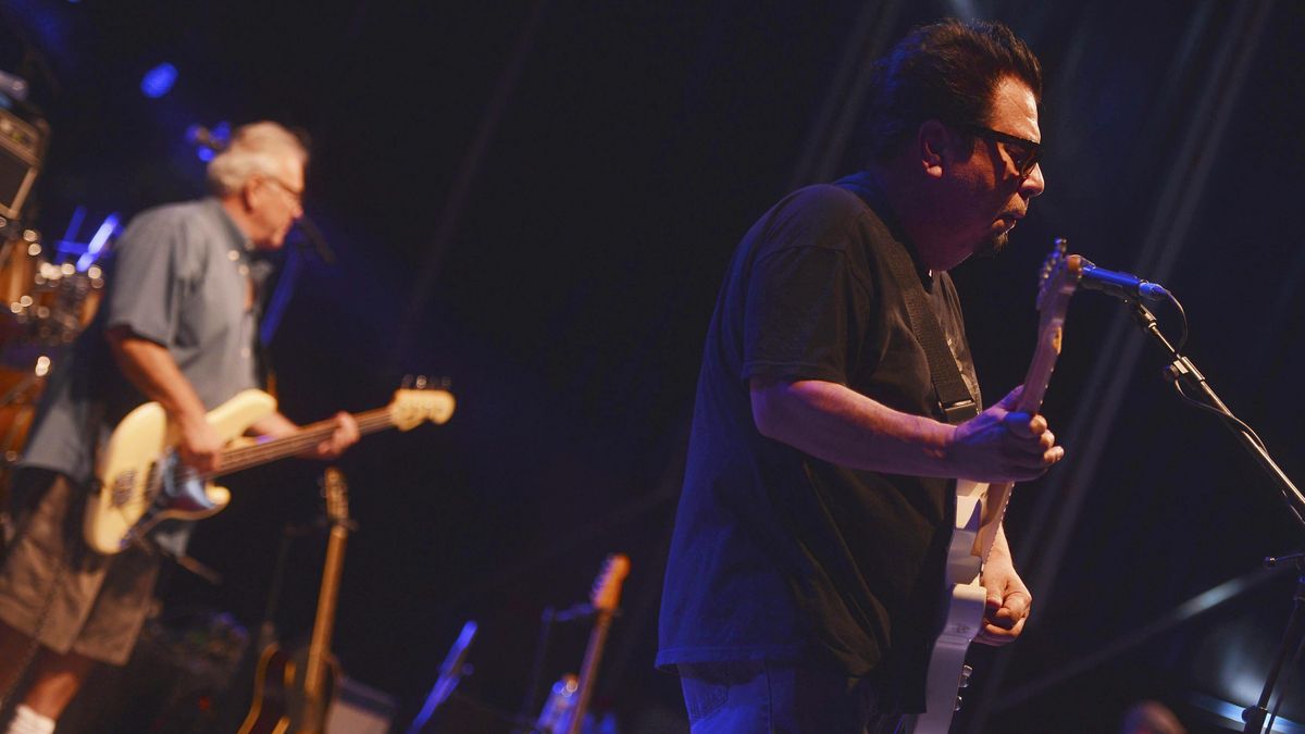 César Rosas, cantante y guitarrista de Los Lobos, banda chicana de rock: “Trump es un nazi. No anda bien ese cabrón”