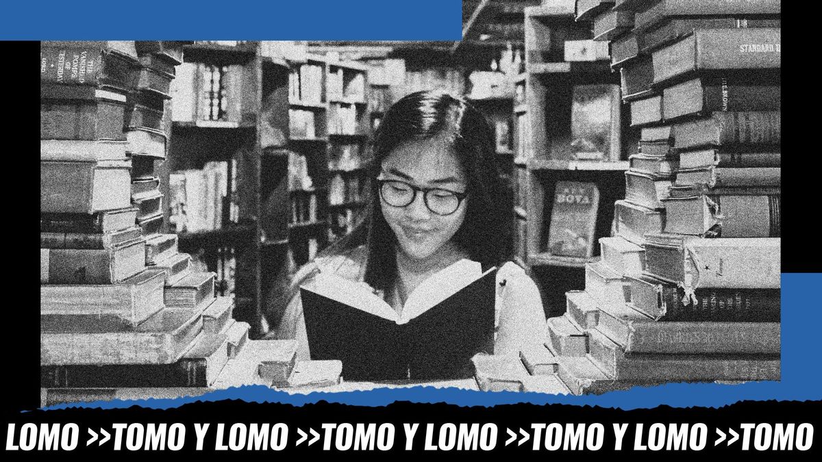 Foto de archivo de una joven leyendo entre libros