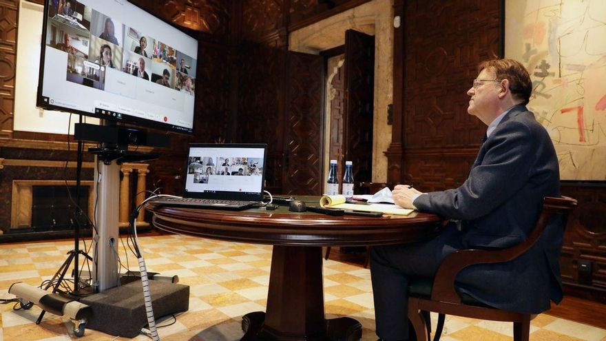 El president de la Generalitat, Ximo Puig, durante una reunión con los expertos para evaluar las restricciones.