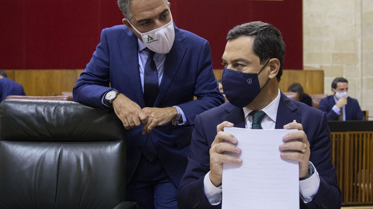 El presidente de la Junta de Andalucía, Juanma Moreno (d),junto al consejero de Presidencia, Elias Bendodo, antes del inicio del Debate sobre el Estado de la Comunidad en el Parlamento andaluz. Sevilla (Andalucía, España), a 20 de octubre de 2020.