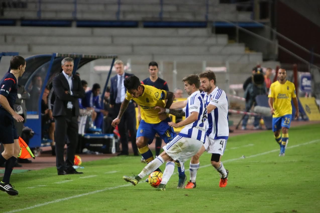 Dos jugadores de la Real Sociedad intentan cortar el avance de Araujo.