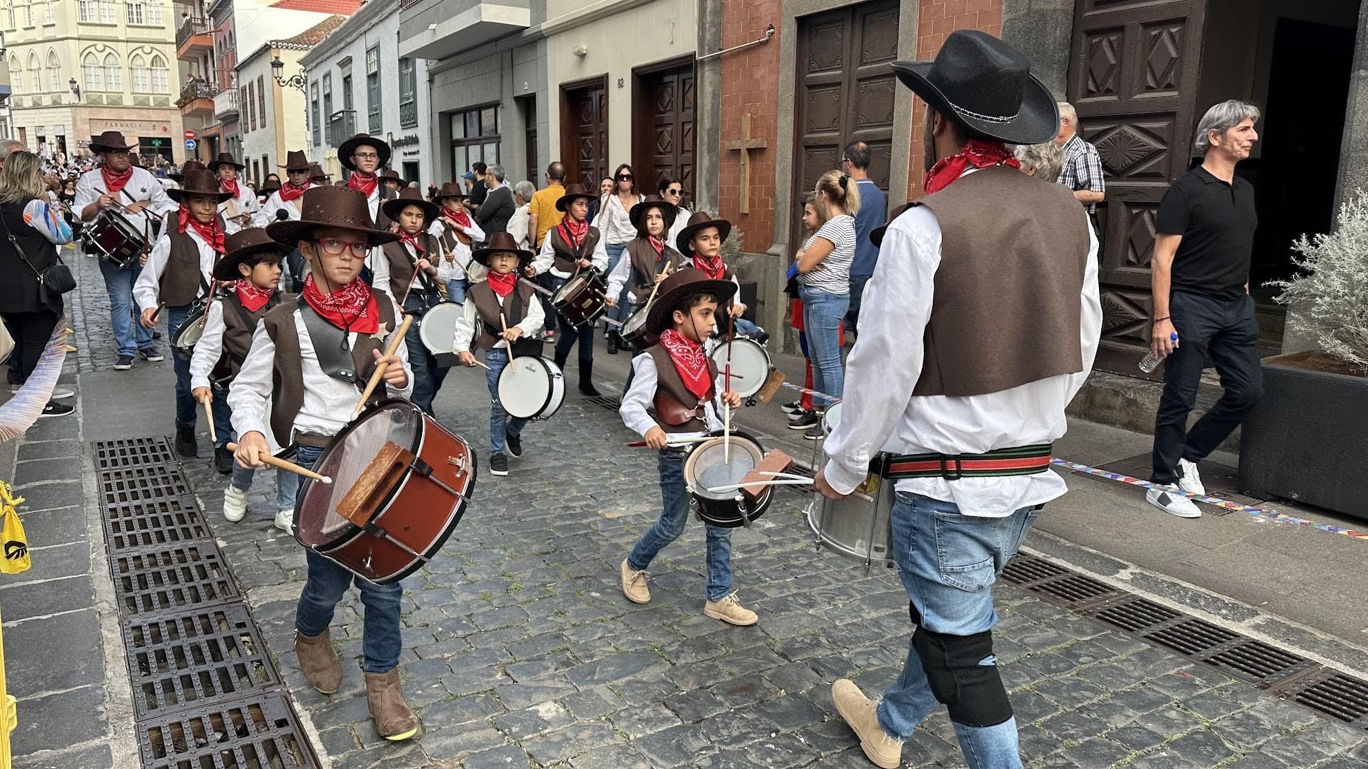 1.300 niñas y niños toman las calles de Santa Cruz de La Palma para anunciar el carnaval.