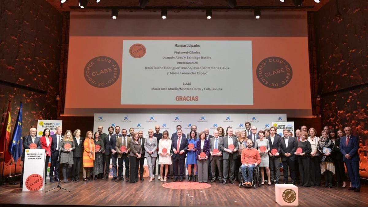 Fotografía de familia de los premiados en los XVI premios de periodismo y comunicación Clabe