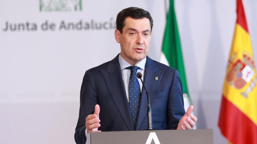 Archivo - El presidente de la Junta, Juanma Moreno, atiende a los medios. Imagen de archivo.