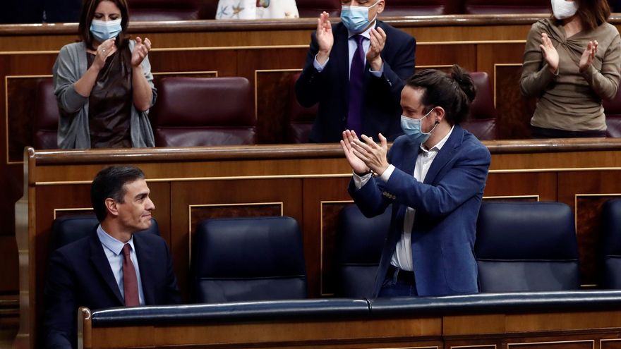 El presidente del Gobierno, Pedro Sánchez, es aplaudido por el vicepresidente segundo, Pablo Iglesias (d) y sus compañeros de partido tras su intervención en la moción de censura de VOX al gobierno de coalición, en el Congreso de los Diputados. EFE/Mariscal