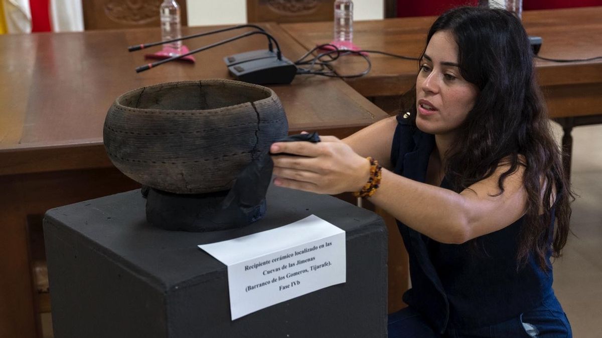 Presentación oficial de la pieza cerámica aborigen  en  cerámica  hallada intacta en  una cueva funeraria situada en el barrio de El Jesús del municipio de Tijarafe.
