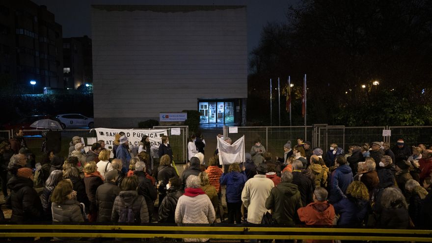 Alrededor de 200 personas se han concentrado en defensa de la sanidad pública en las puertas del centro de salud Marqués de Valdavia, Alcobendas.