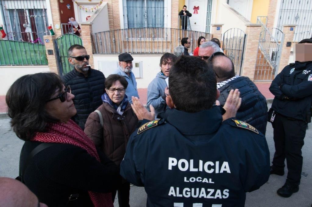 La presión de la PAH Murcia consigue el aplazamiento del desahucio en Alguazas / CARLOS TRENOR