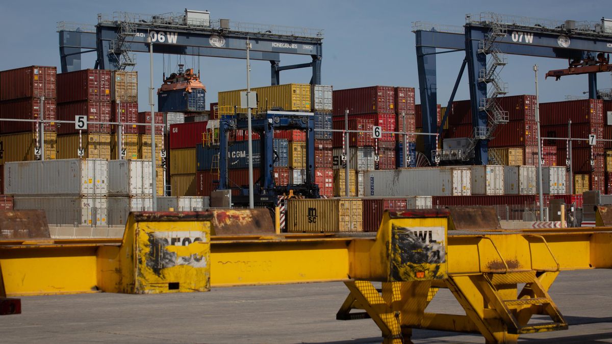 Archivo - Contenedores de mercancías en el muelle de descarga del Puerto de Barcelona, en Cataluña (España)