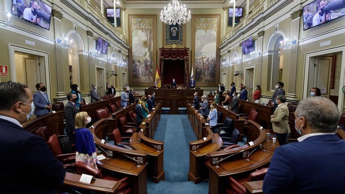 El Parlamento de Canarias guardó un minuto de silencio en recuerdo al fotoperiodista de la Agencia EFE, Cristóbal García, fallecido a principio de este mes.