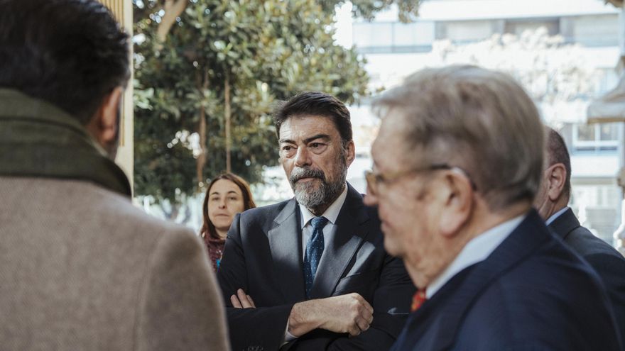 El alcalde de Alicante, Luis Barcala, a su llegada a la sesión ordinaria de la Comisión Técnica Provincial del Agua, de la Diputación de Alicante.