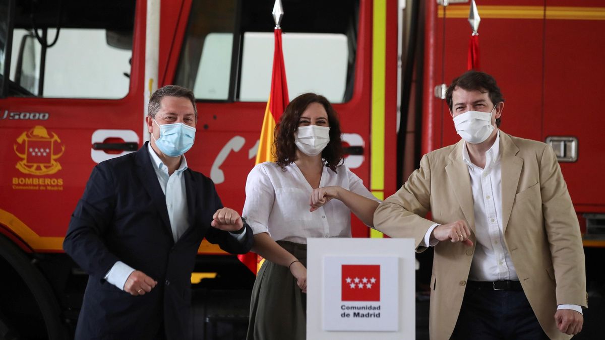 Los presidentes de la Comunidad de Madrid, Isabel Díaz Ayuso, de la Junta de Castilla y León, Alfonso Fernandez Mañueco (d) y de Castilla La Mancha, Emiliano García Page. EFE/David Fernández/Archivo