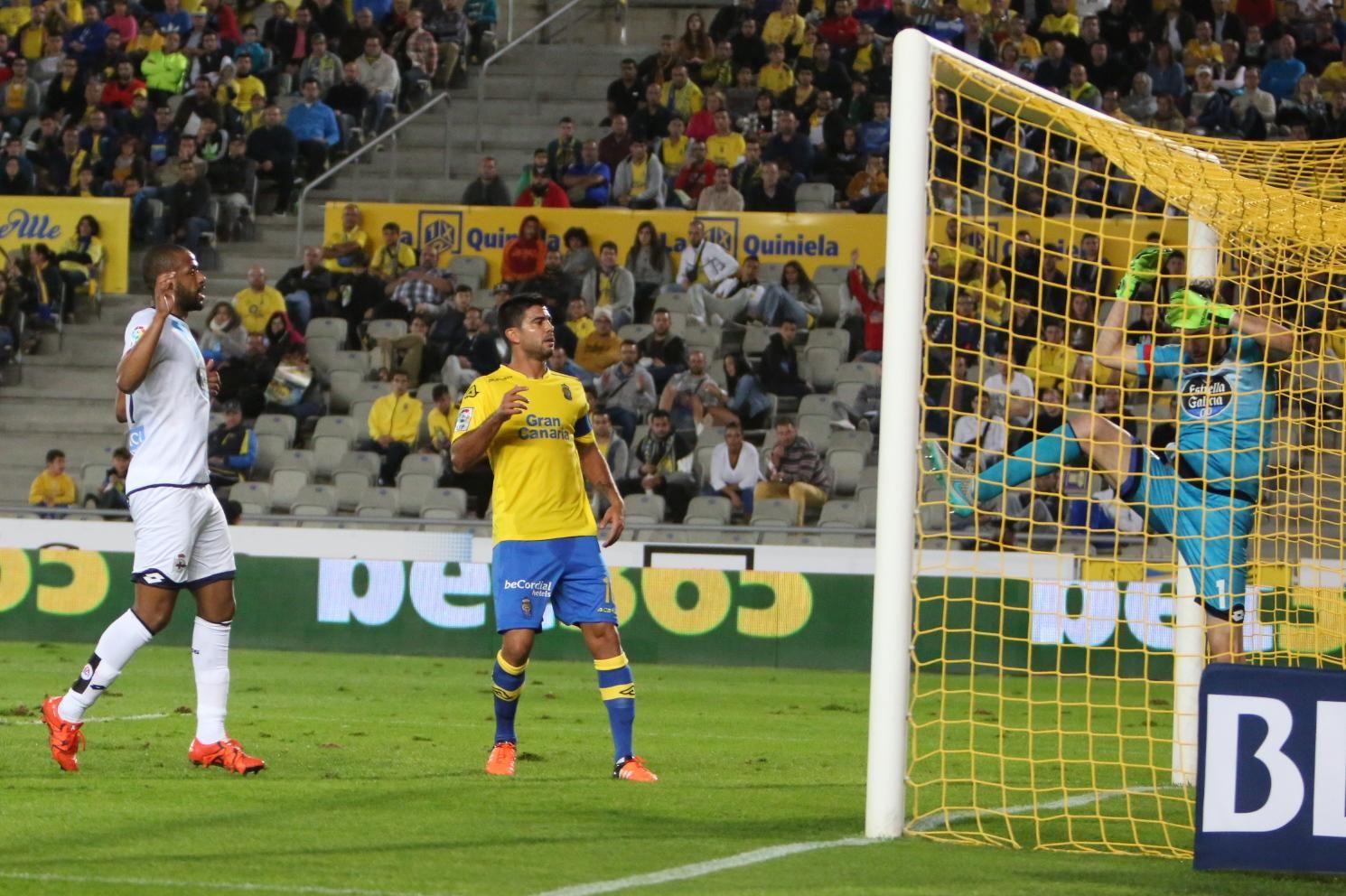Encuentro entre la UD Las Palmas y el Deportivo de La Coruña en el Estadio de Gran Canaria. Alejandro Ramos.