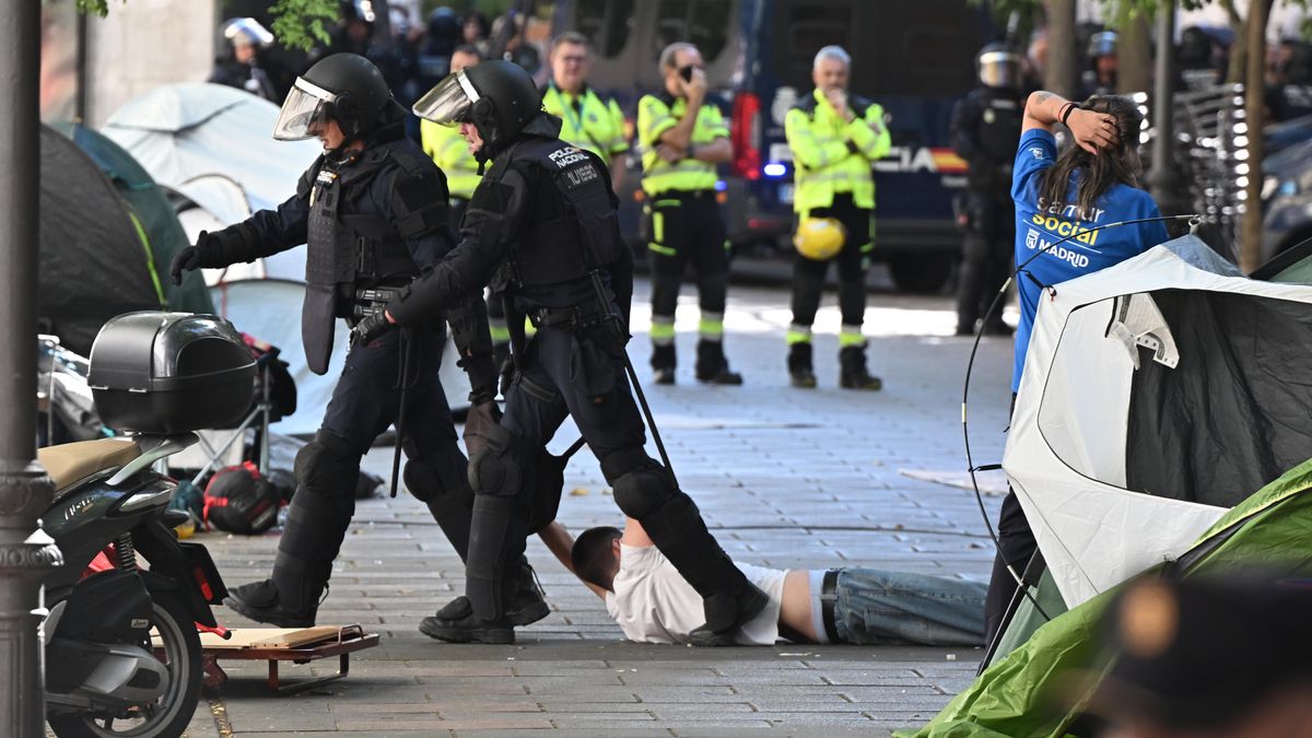 La Policía Nacional saca a ratras a un activista que se ha concentrado este miércoles en la calle del Alcalde Sainz de Baranda, en el madrileño distrito de Retiro, en las proximidades del domicilio donde se ha ejecutado el desahucio de Maricarmen, una anciana de 87 años.