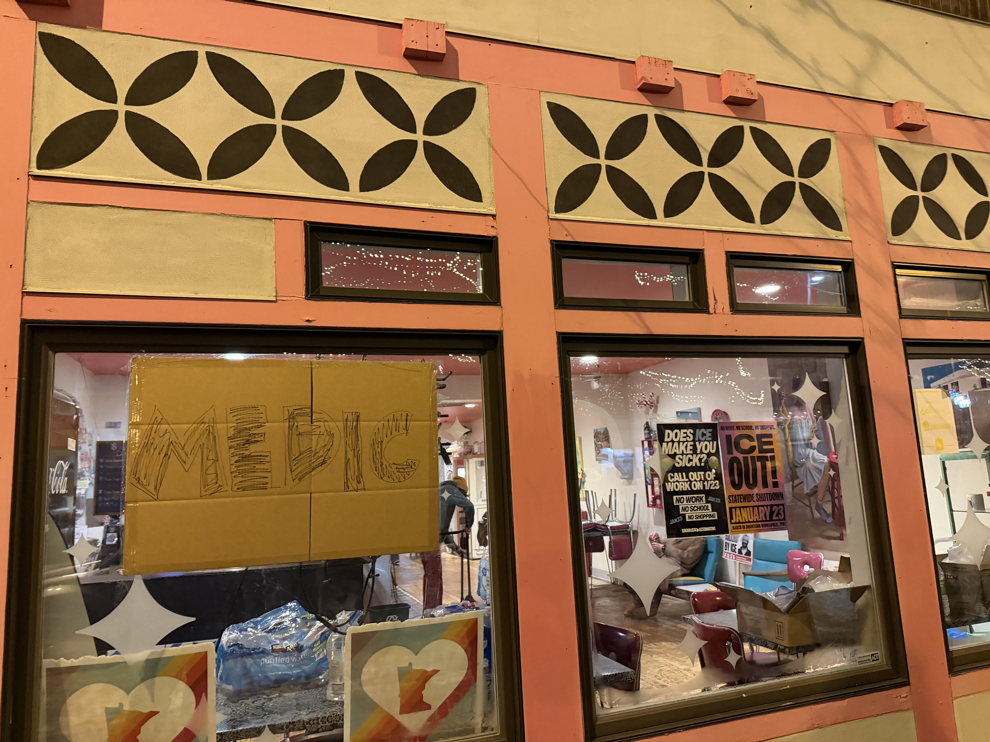 Atención médica junto al lugar del asesinato de Alex Pretti, en Minneapolis.