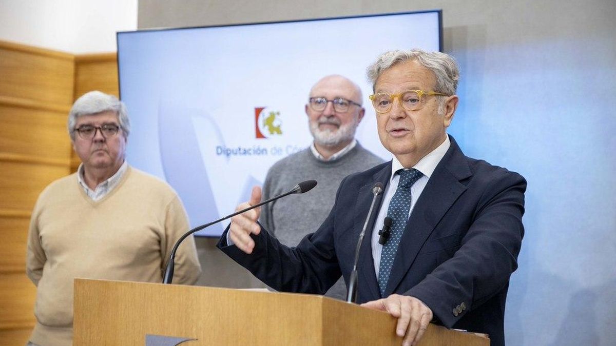 El presidente de la Diputación, Salvador Fuentes, junto a personal de Emproacsa, en la rueda de prensa sobre el uso del agua de La Colada.