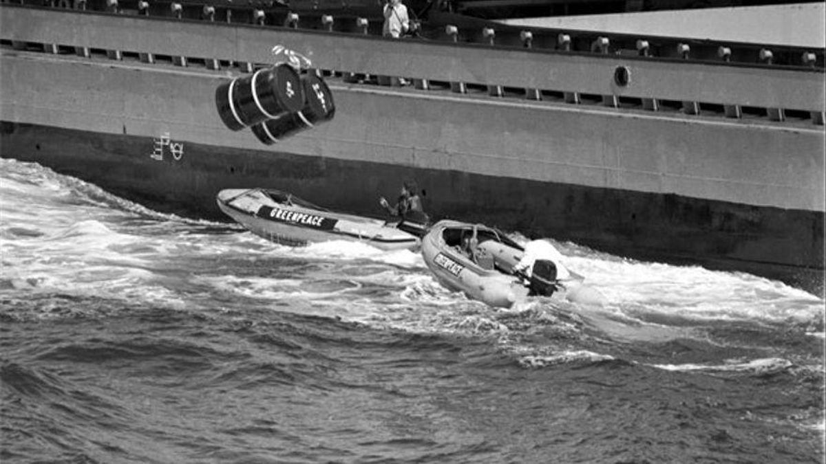Activistas de Greenpeace entorpeciendo el vertido de los bidones en 1982 Greenpeace / Pierre Gleizes