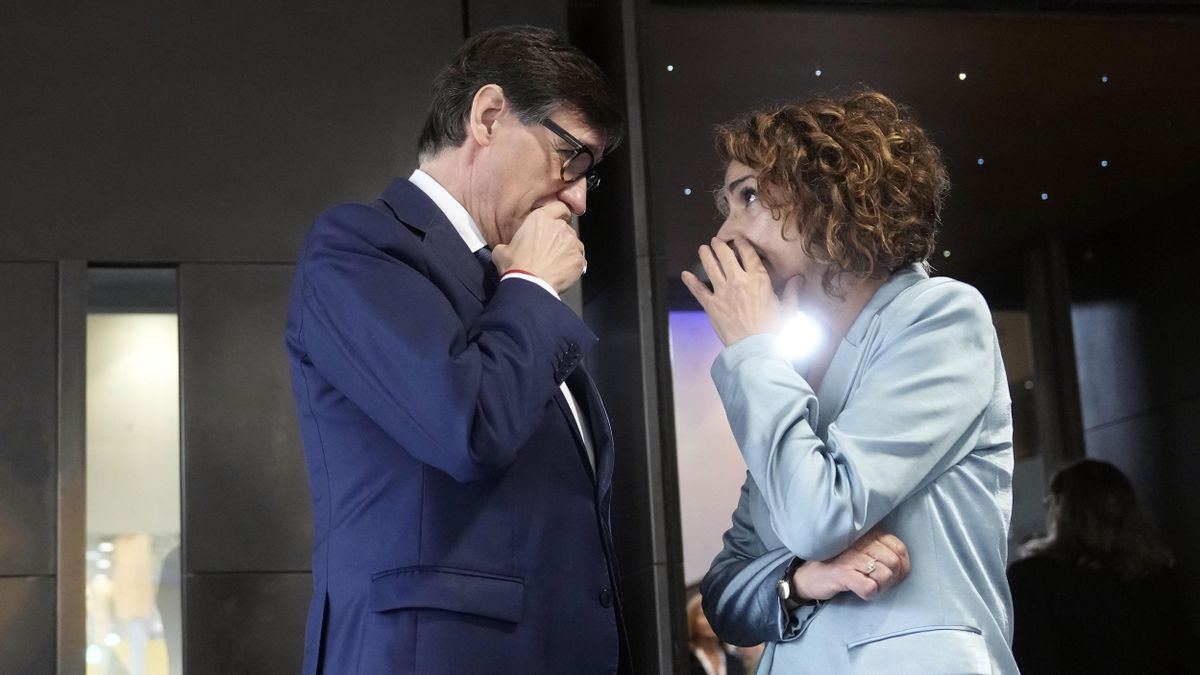 La vicepresidenta y ministra de Hacienda, María Jesús Montero, y el presidente catalán, Salvador Illa, en una imagen de archivo.