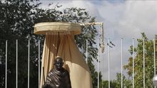 La Reina inaugura una estatua de Gandhi donada por la India a Madrid