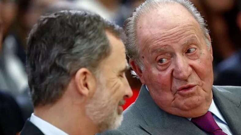 El Rey Felipe VI con su padre Juan Carlos I