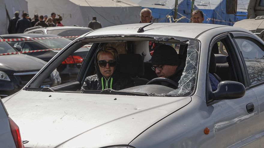 Dos personas hacen cola en su coche en uno de los checkpoints dispuestos durante la evacuación de civiles de Azovstal.