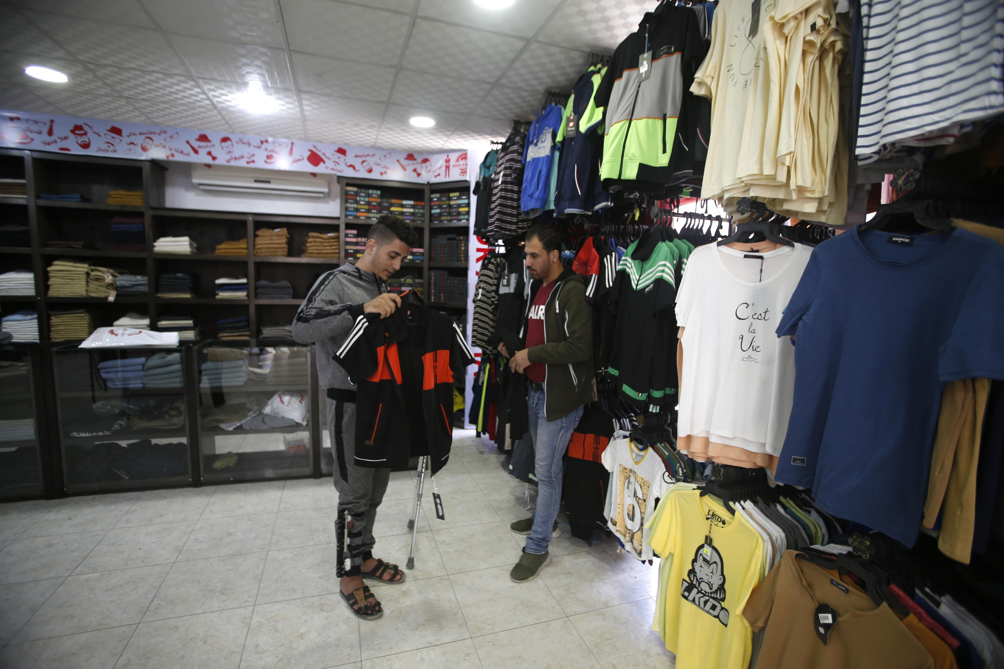 Una economía bajo mínimos. La economía de la Franja de Gaza ha estado al borde del colapso por el bloqueo israelí, la lucha política palestina y las restricciones egipcias sobre el movimiento. Las personas atrapadas aquí han visto cómo desaparecen sus medios para subsistir. Las lesiones que sufrieron miles de personas -más de 7,000 han resultaron heridas por balas del ejército israelí desde el 30 de marzo de 2018- solo han empeorado las cosas.