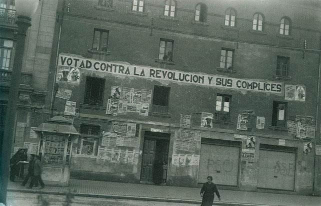 El convento de Santo Domingo en 1936 con carteles electorales.