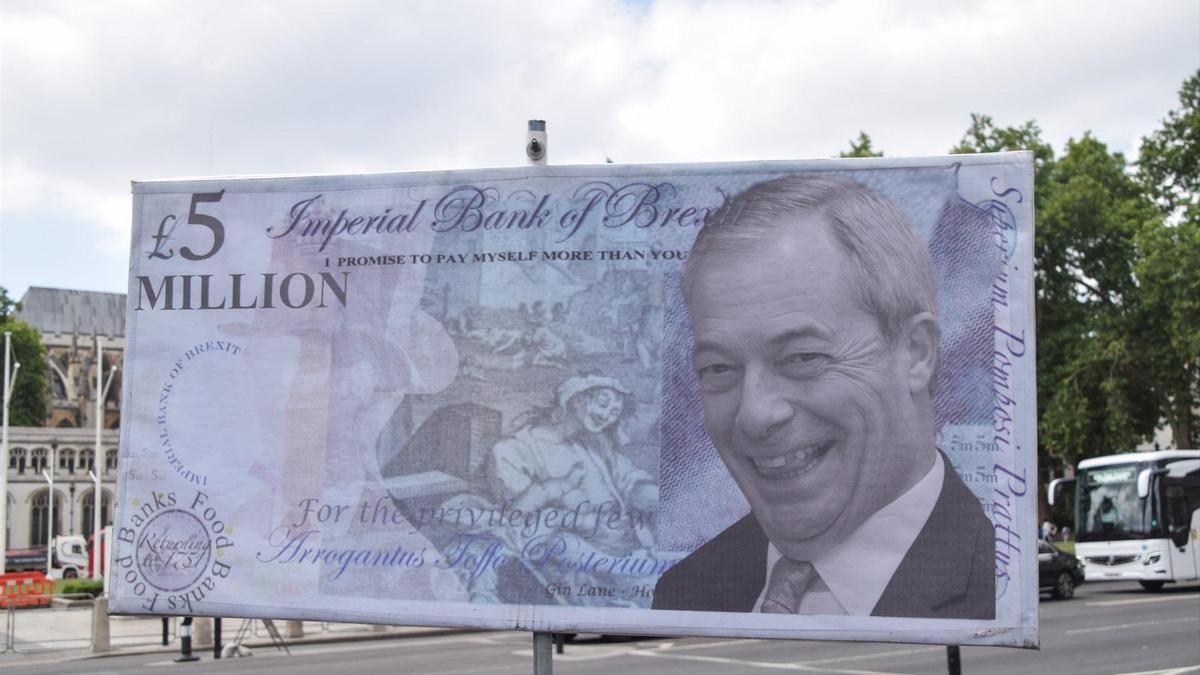 Un cartel de protesta contra Nigel Farage muestra su cara sobre la imagen de un billete de cinco millones de libras en Parliament Square, en Londres este julio.