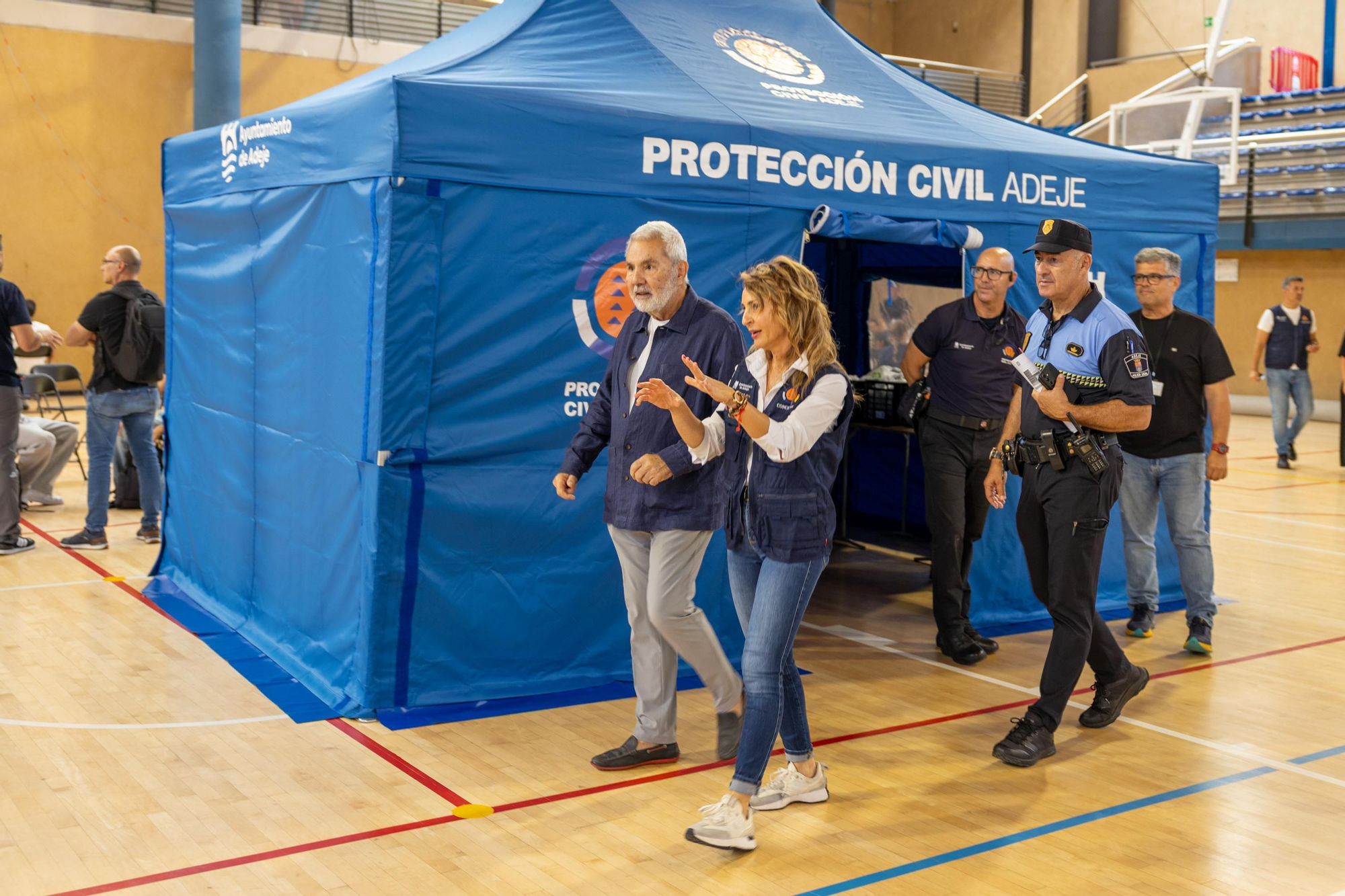 Pabellón de Las Torres, en Adeje (Tenerife), donde se han acogido a las personas evacuadas de forma simulada desde un hotel de Guía de Isora, en el simulacro de este jueves.