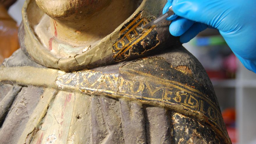 Proceso de eliminación del repinte, aparece una inscripción en todo el perímetro. Imagen de San Pedro de Verona. Pablo Nieto.