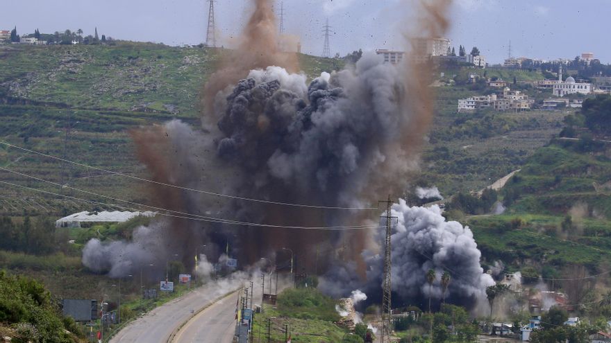 El humo y las llamas se elevan tras un ataque israelí contra el puente de Qasmiya, cerca de Tiro, en el sur del Líbano.