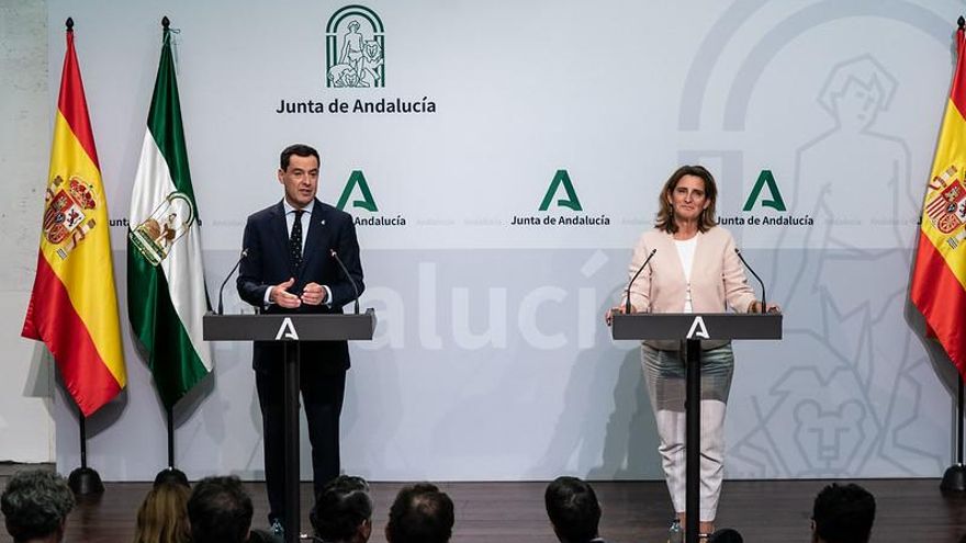 El presidente andaluz, Juan Manuel Moreno, y la vicepresidenta tercera del Gobierno, Teresa Ribera.