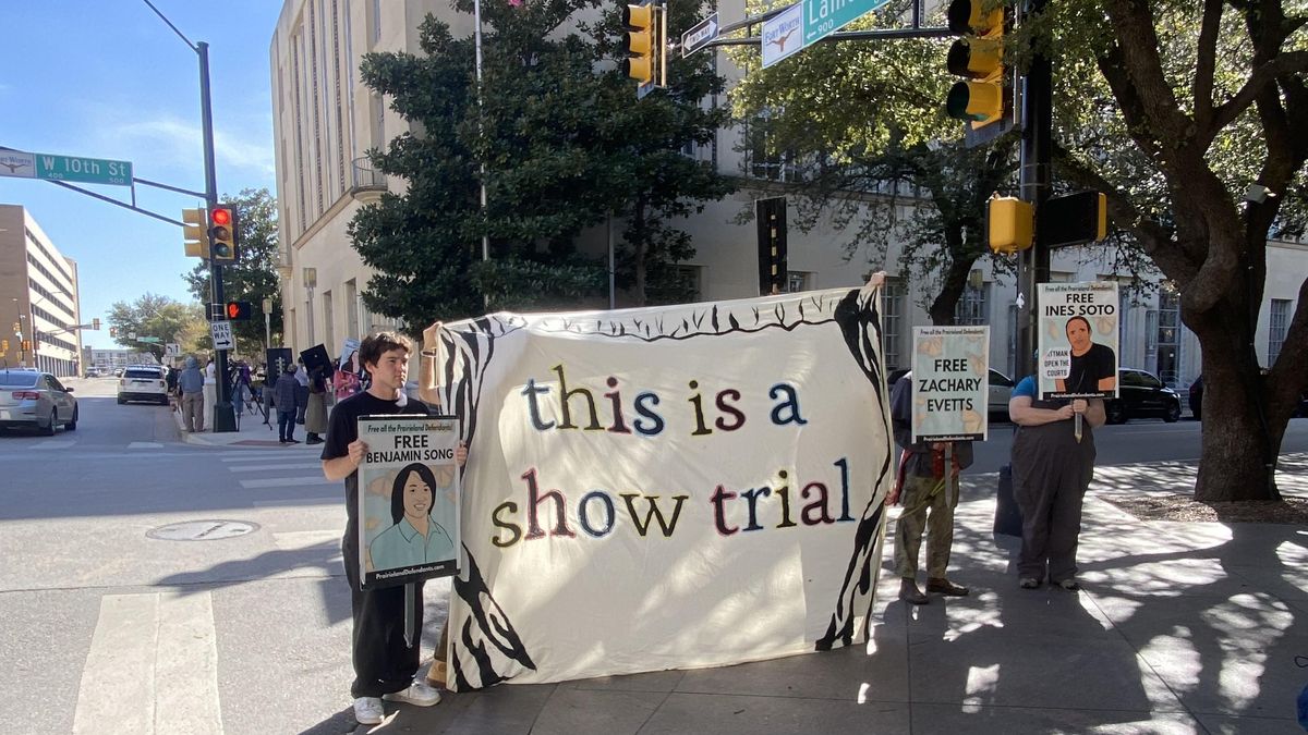 Penas de hasta 100 años de cárcel por participar en una protesta ante un centro del ICE en Texas que derivó en un tiroteo