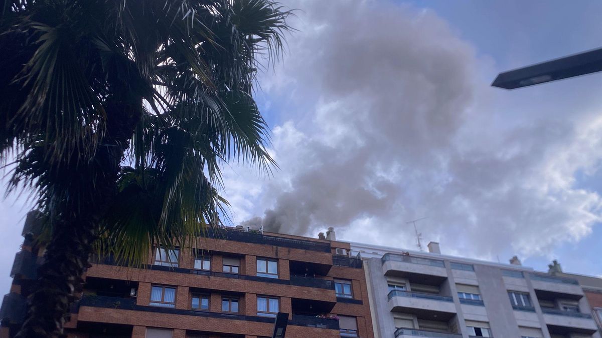 Columna de humo del incendio en el Burguer King de Logroño