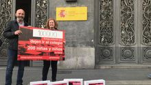Los activistas José Palazón y Maite Echarte momentos antes de entregar en el Ministerio de Educación las 100.000 firmas recogidas para exigir la escolarizacón de 160 menores que, según denuncian, no pueden ir al colegio en Melilla.