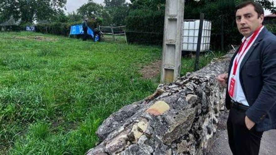 La Guardia Civil de Asturias retira dos pancartas pidiendo el voto para el PP en una finca de un candidato del PSOE