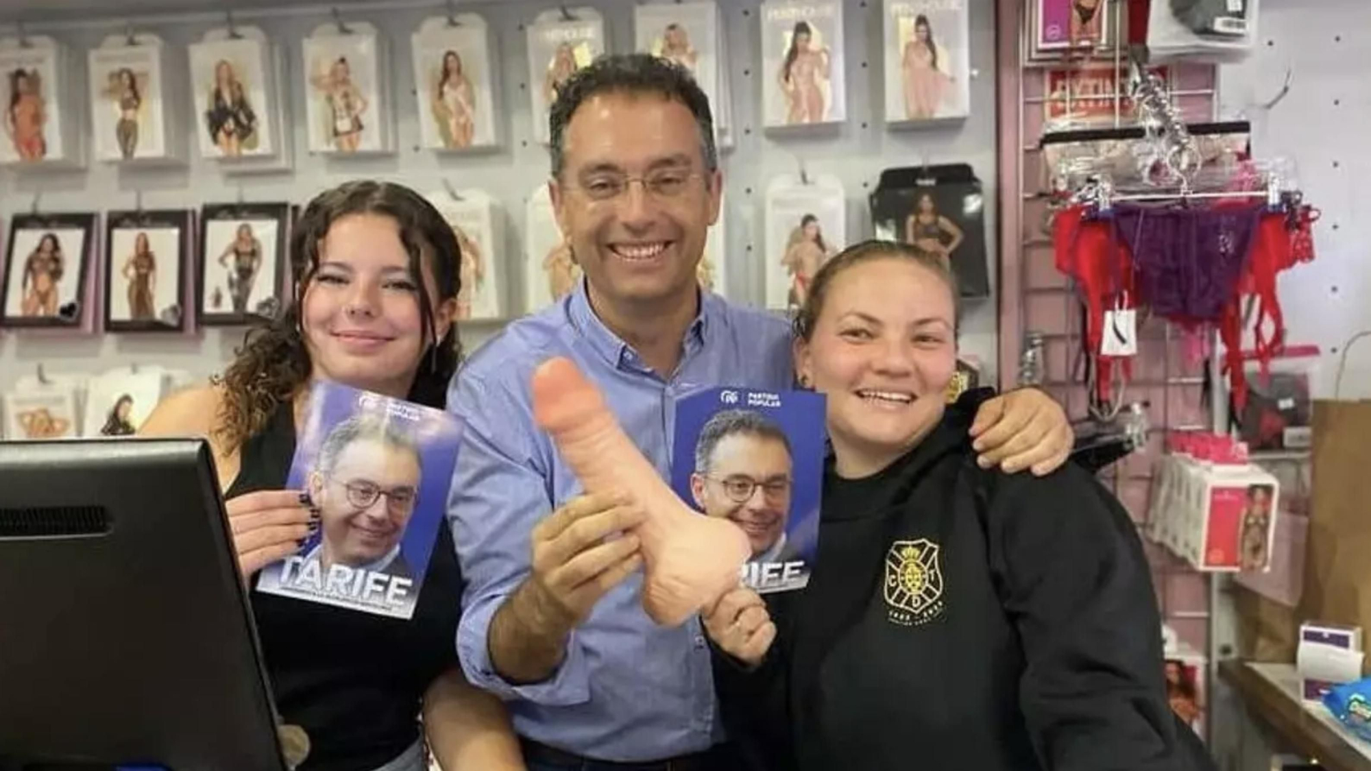 Carlos Tarife, con un consolador, en plena campaña electoral de 2023. A ver qué se le ocurre para 2027.